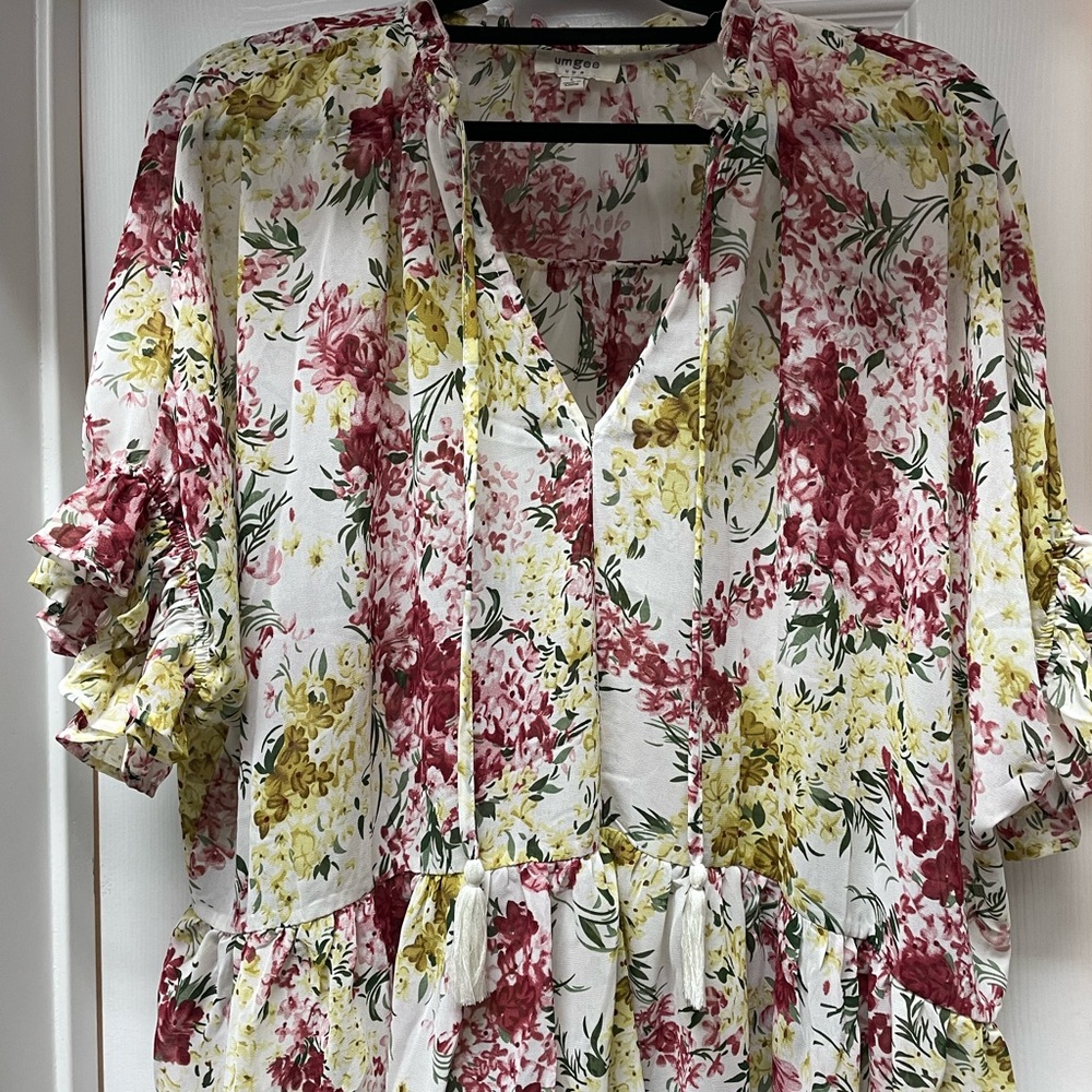 Adorable Floral Umgee Top NWOT. Spring colors and flattering fit!